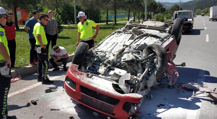 Sınava yetişmek isteyen öğrencilerin otomobili kamyonla çarpıştı: 2 yaralı