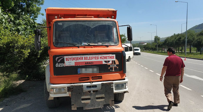 Sınava yetişmek isteyen öğrencilerin otomobili kamyonla çarpıştı: 2 yaralı
