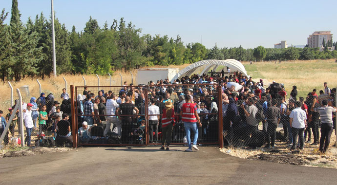 Sınır kapısında 40 derece sıcakta Suriyeli izdihamı