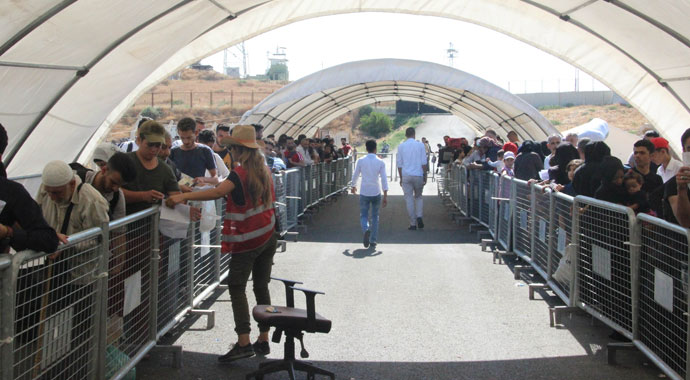 Sınır kapısında 40 derece sıcakta Suriyeli izdihamı