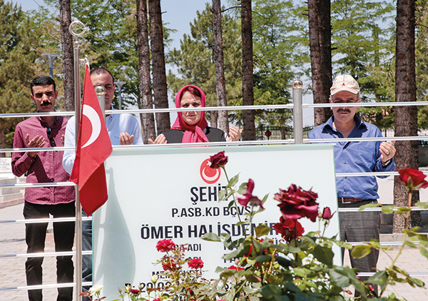 Türkiye evlatlarına koştu, 'Biz geldik şehidim'