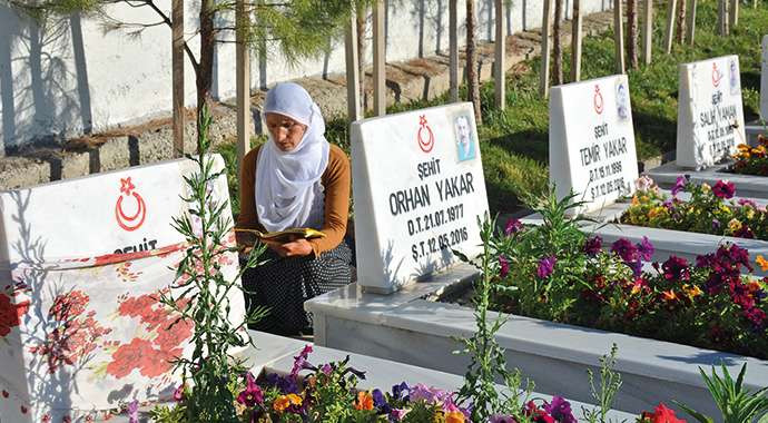 Türkiye evlatlarına koştu, 'Biz geldik şehidim'