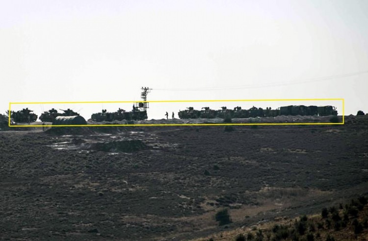 Tanklar ve iş makineları sınırda emir bekliyorlar