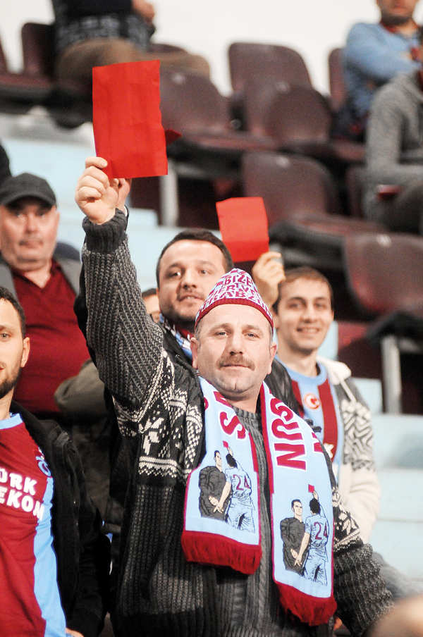 Trabzonspor 30 saniye maça başlamadı, tribünler boş durmadı