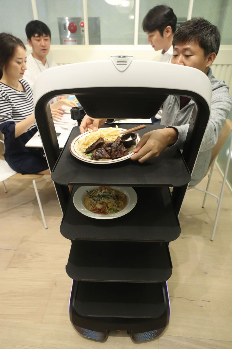 Bu restoranda QR koduyla girilen siparişleri robotlar servis ediyor