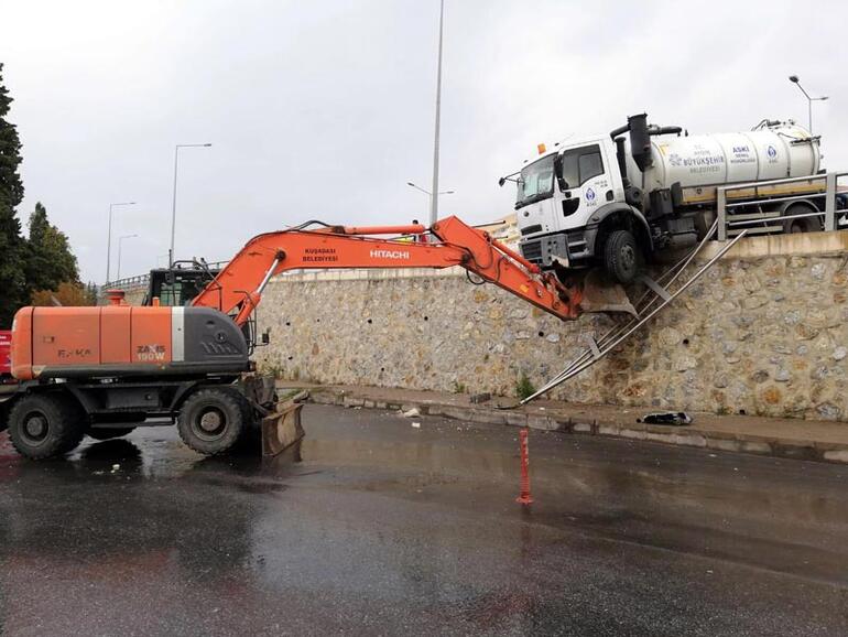 Askıda kalan vidanjörün sürücüsünü itfaiye böyle kurtardı