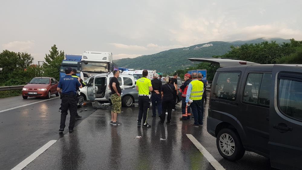 TEM'de zincirleme kaza, çok sayıda yaralı var