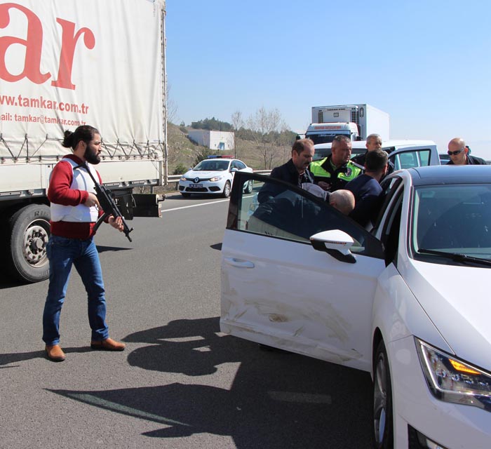 TEM’de ters yönde giden sürücü, vatandaş barikatıyla yakalandı!