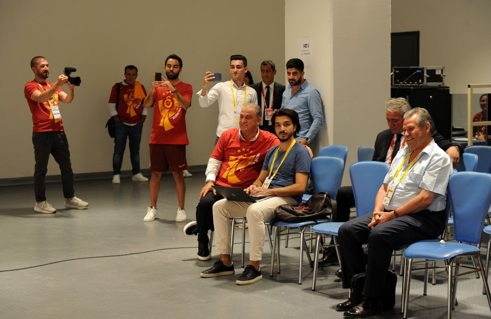Fatih Terim ve futbolculardan basın toplantısı esnasında kutlama