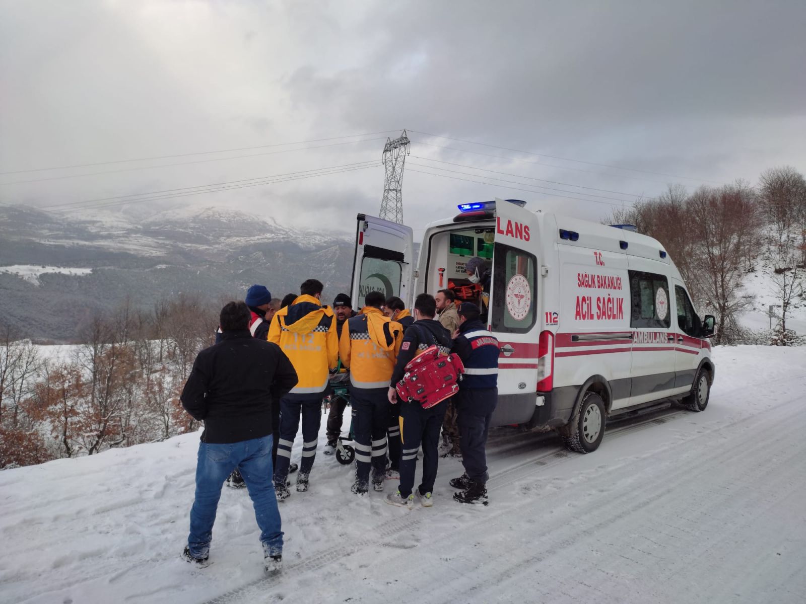 Tokat'ta buzlanan yolda minibüs devrildi, ölü ve yaralı var