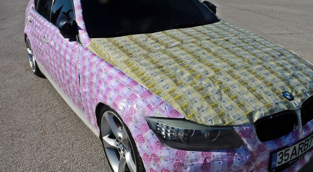 Otomobillerini dolar ve euro ile kapladılar! Görenler gözlerine inanamadı
