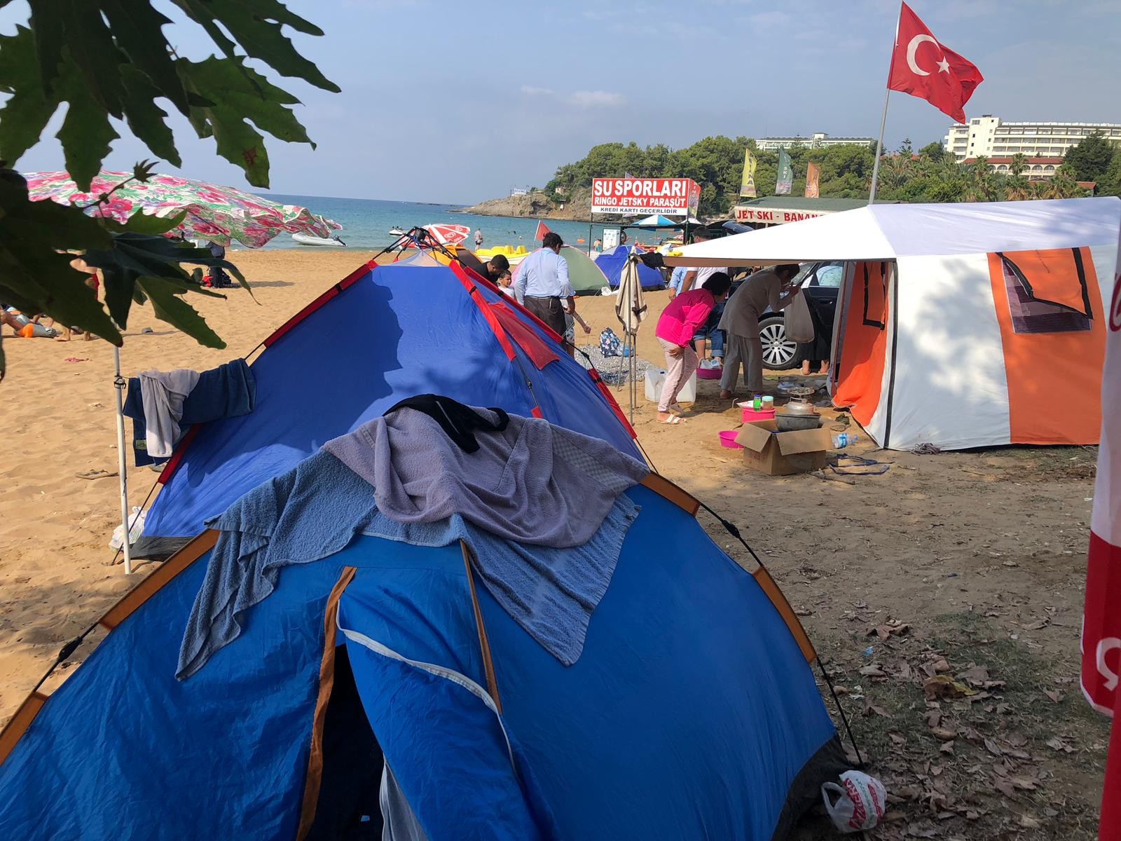 Turistik plajlar çadır kente dönüştü