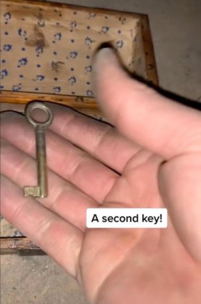 Evinin deposunda gizemli bir sandık buldu! İçinden çıkanlar ise korkutucu