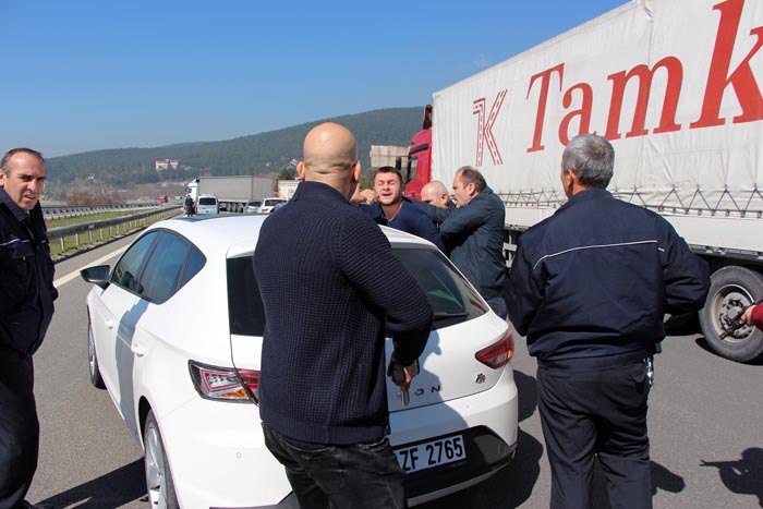 TEM’de ters yönde giden sürücü, vatandaş barikatıyla yakalandı!