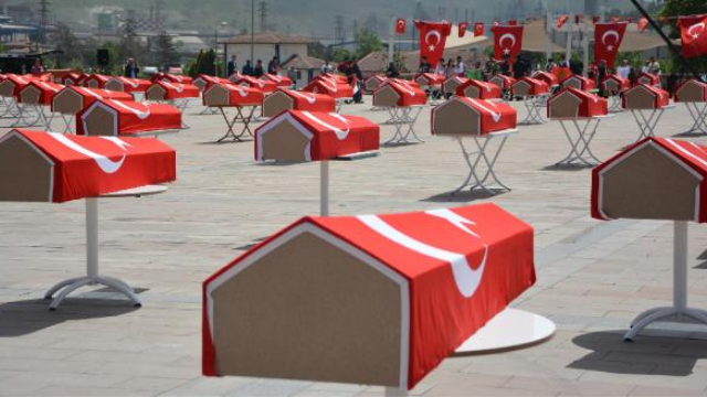 Karabük'te Türk bayrağına sarılı 150 tabut