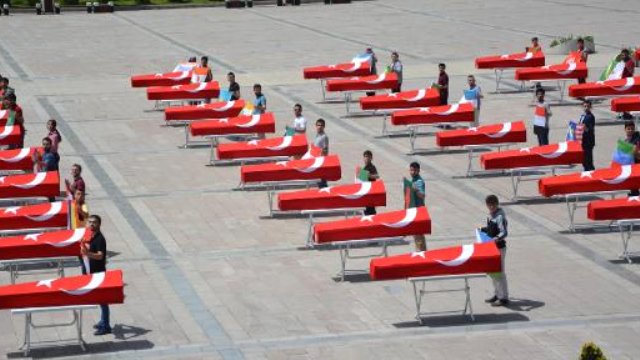Karabük'te Türk bayrağına sarılı 150 tabut