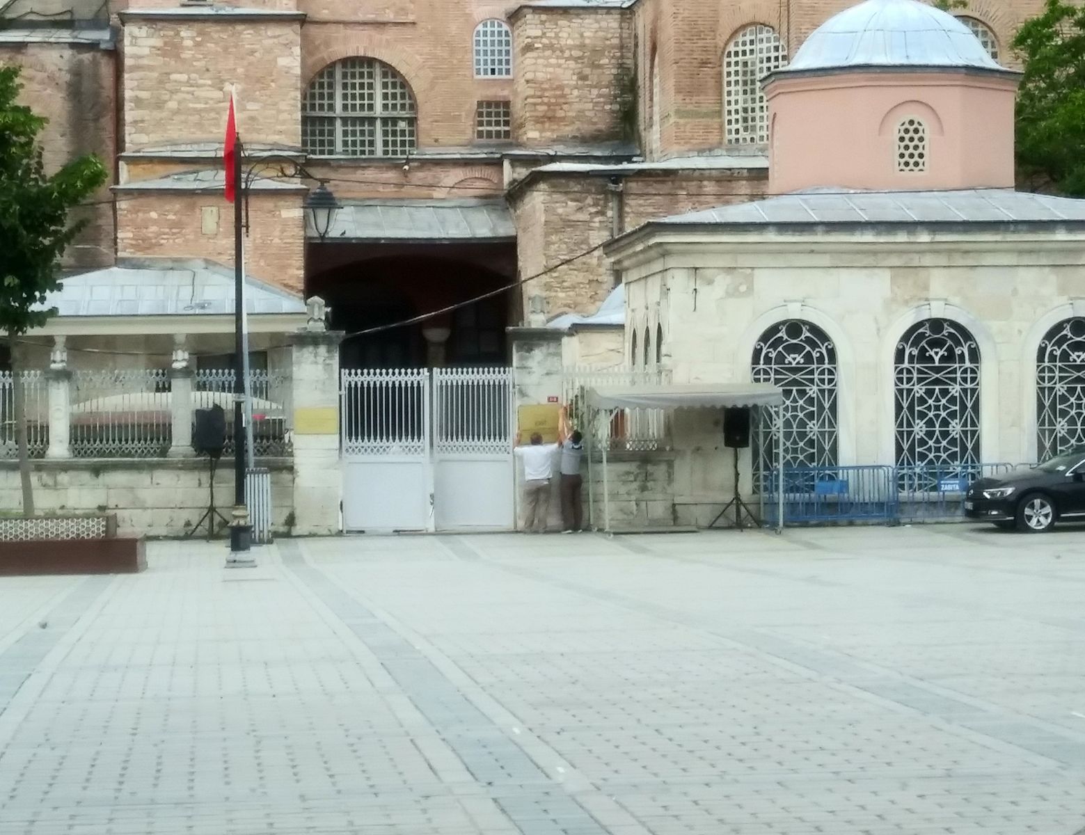 Ayasofya Camii'nde o tabelalar kaldırıldı