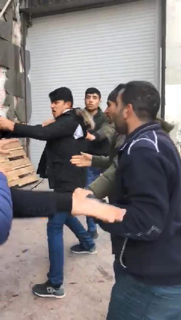 Seyyar satıcı zabıtanın burnunu kırdı!