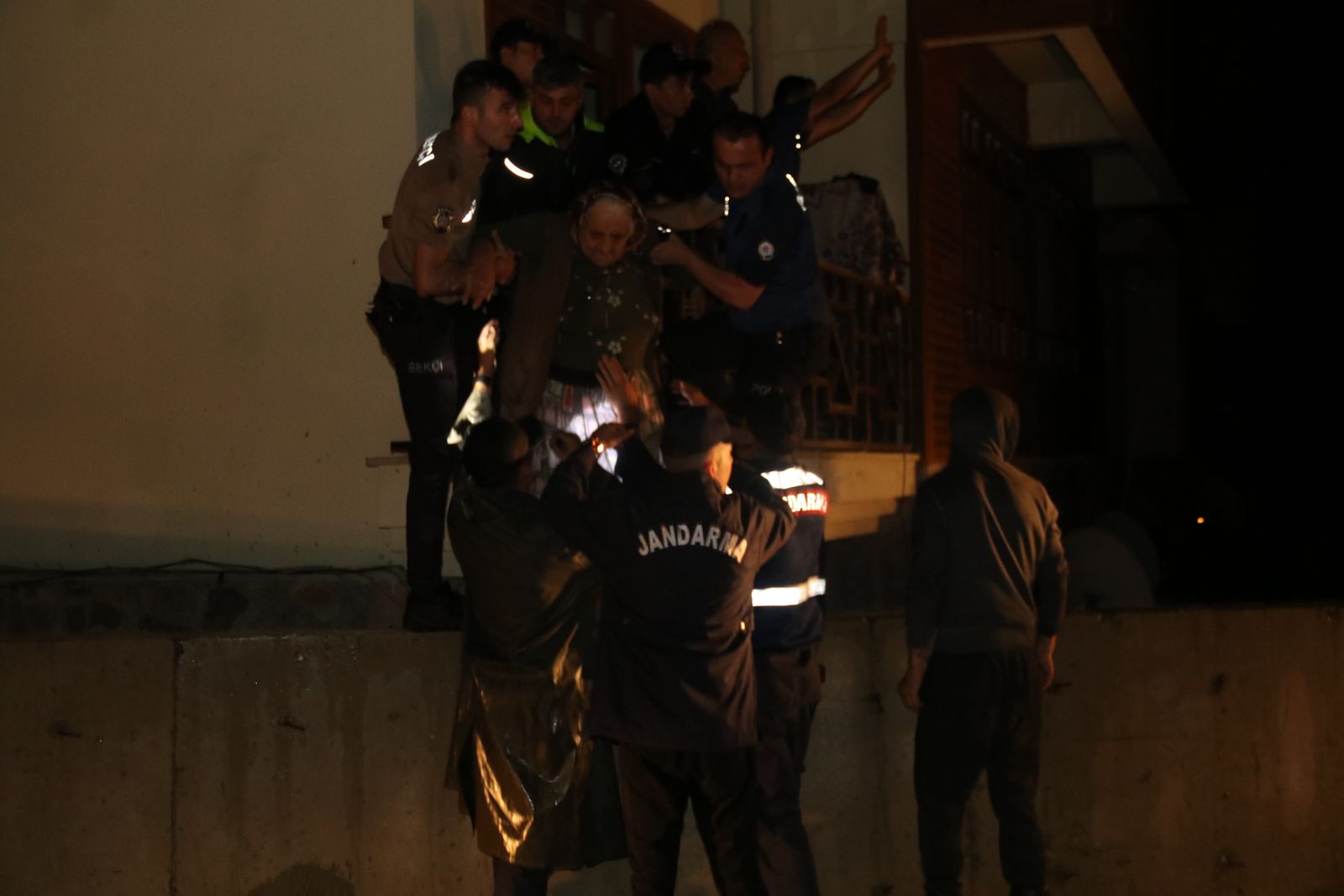 Rize'de şiddetli yağış! 20 daireli apartman tahliye edildi