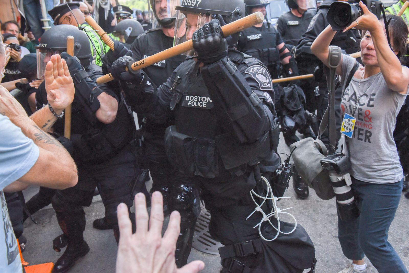 Boston'da olaylı gün! Polis tahta cop kullandı