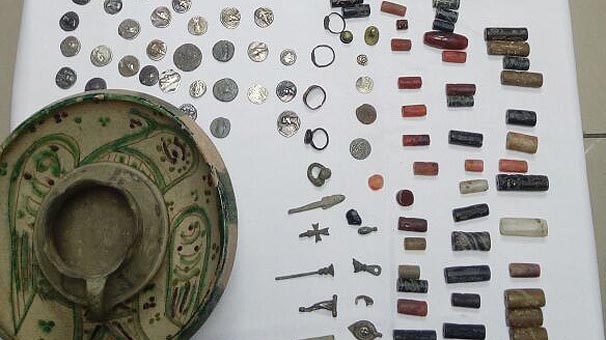 Polisin çevirdiği taksiden hazine çıktı