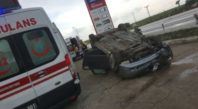 Lüks otomobil, taklalar atarak benzin istasyonuna daldı