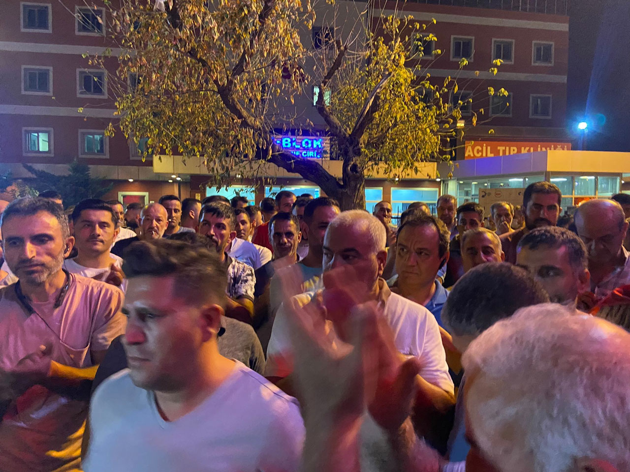 Fazla fiş isteyen yolcu taksicinin boğazını kesti