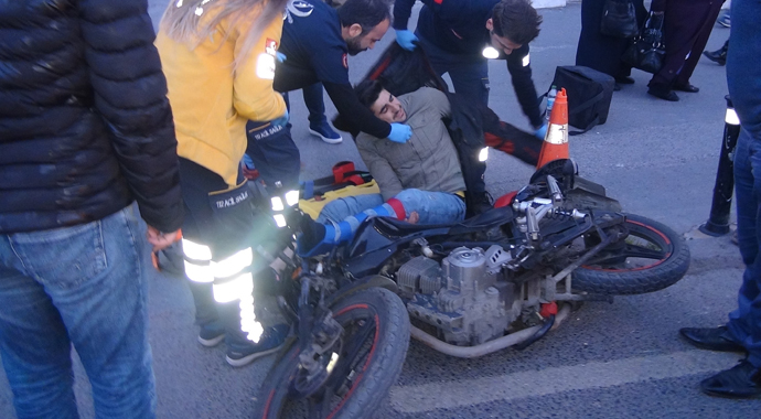 Taksinin kapısını aniden açan yolcu motorlu kuryeyi yaraladı