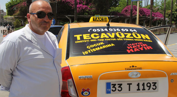 Taksisinin camına yazdırdığı yazı, görenleri ağlattı
