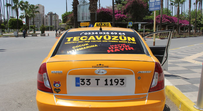 Taksisinin camına yazdırdığı yazı, görenleri ağlattı