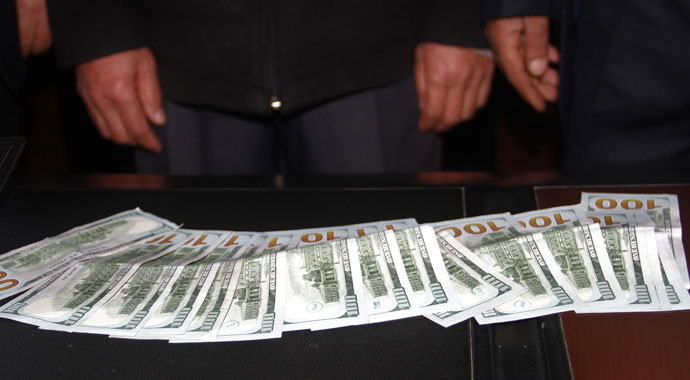 Taksiciden örnek davranış: 2 bin doları teslim etti