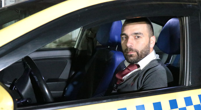 Aracında para ve telefonu unutan turist için 40 kilometre yolu geri döndü