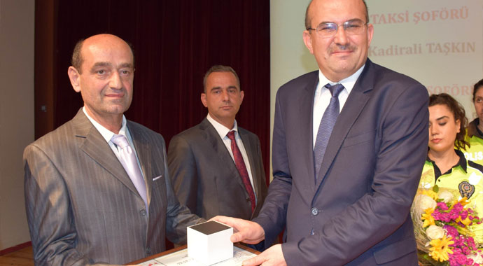 38 yıldır kaza yapmayan, trafik cezası olmayan taksiciye ödül