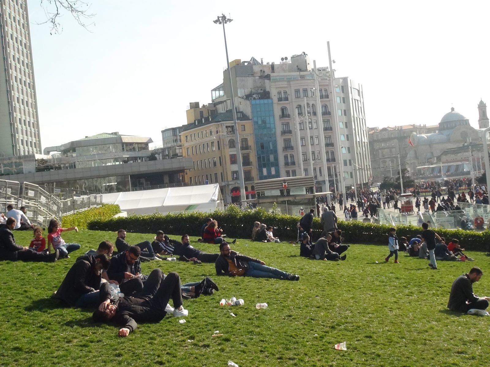 Güneşli havayı fırsat bilenler İstiklal Caddesi’ne akın etti
