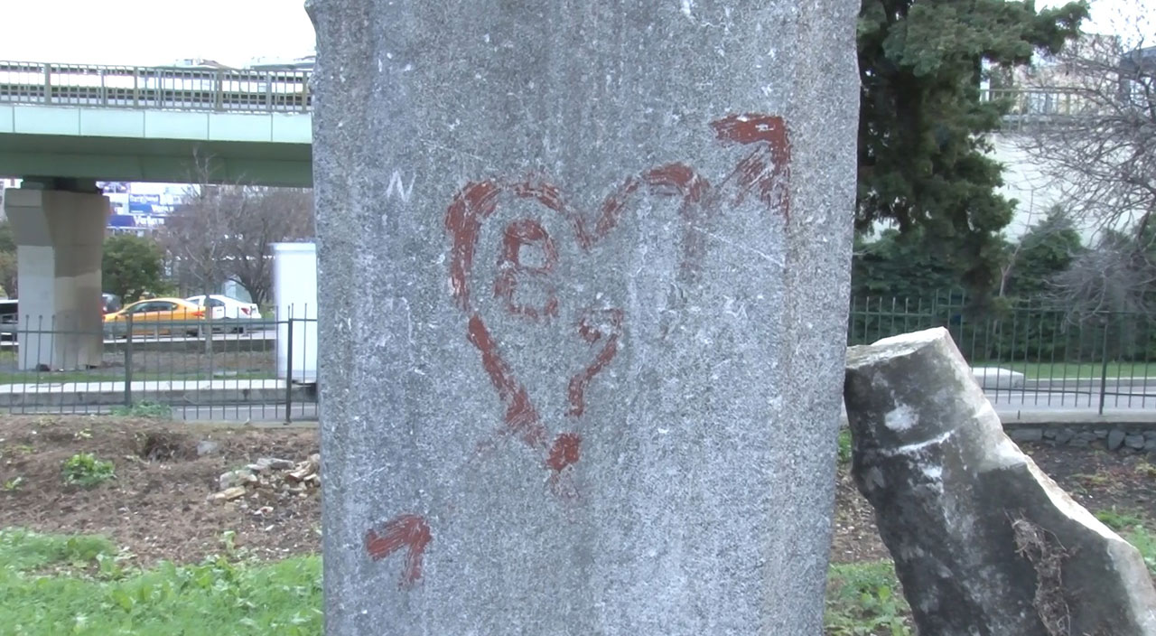 İstanbul'un göbeğinde 400 yıllık tarihi mezarlık harabeye döndü