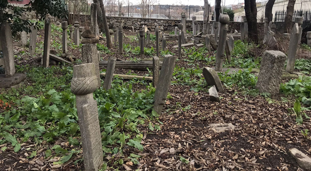 İstanbul'un göbeğinde 400 yıllık tarihi mezarlık harabeye döndü