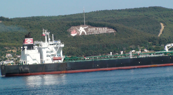 300 metrelik dev tanker Çanakkale Boğazı'nı trafiğe kapattı