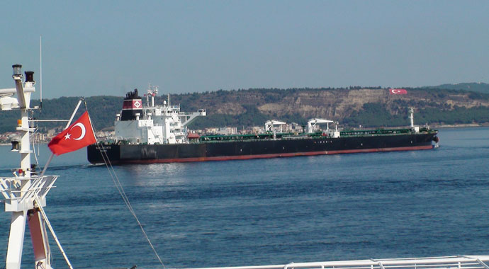 300 metrelik dev tanker Çanakkale Boğazı'nı trafiğe kapattı