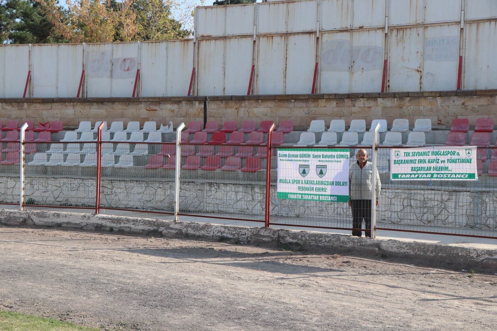 63 yaşındaki fanatik taraftar tek başına takımını destekledi