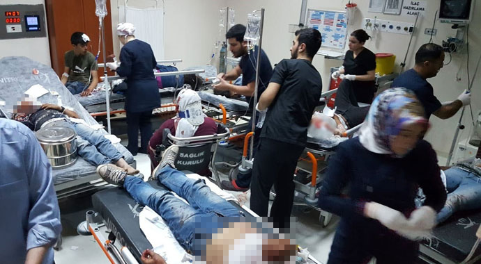 Diyarbakır'da tarım işçilerini taşıyan kamyonet devrildi: 35 yaralı