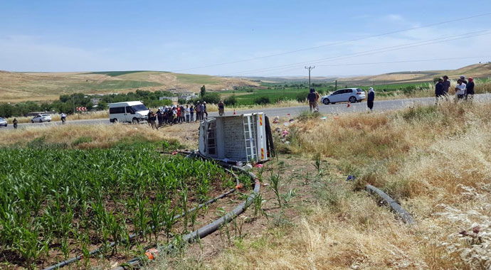 Diyarbakır'da tarım işçilerini taşıyan kamyonet devrildi: 35 yaralı