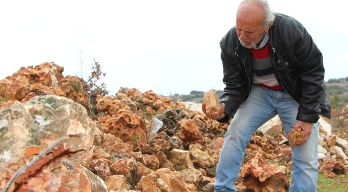 15 yıldır dağlarda taş arıyor
