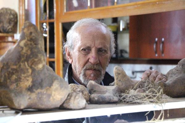 15 yıldır dağlarda taş arıyor