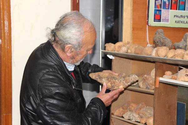 15 yıldır dağlarda taş arıyor