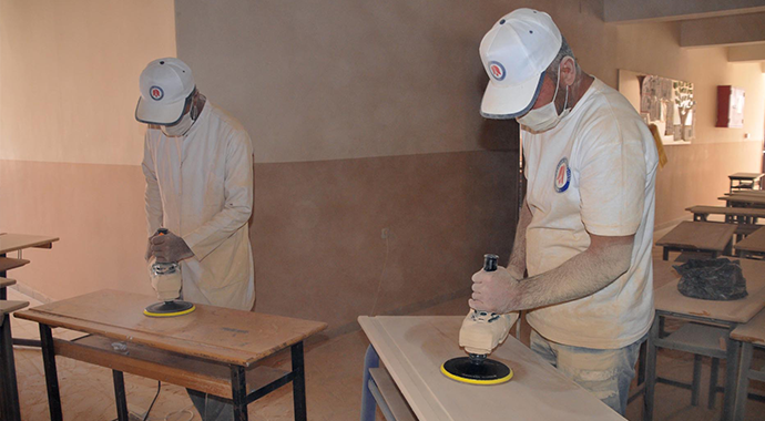 Tatilde okullarını onarıyorlar