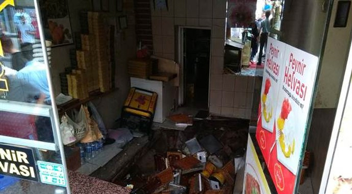 Fatih'te tatlıcı dükkanının zemini çöktü: 2 yaralı