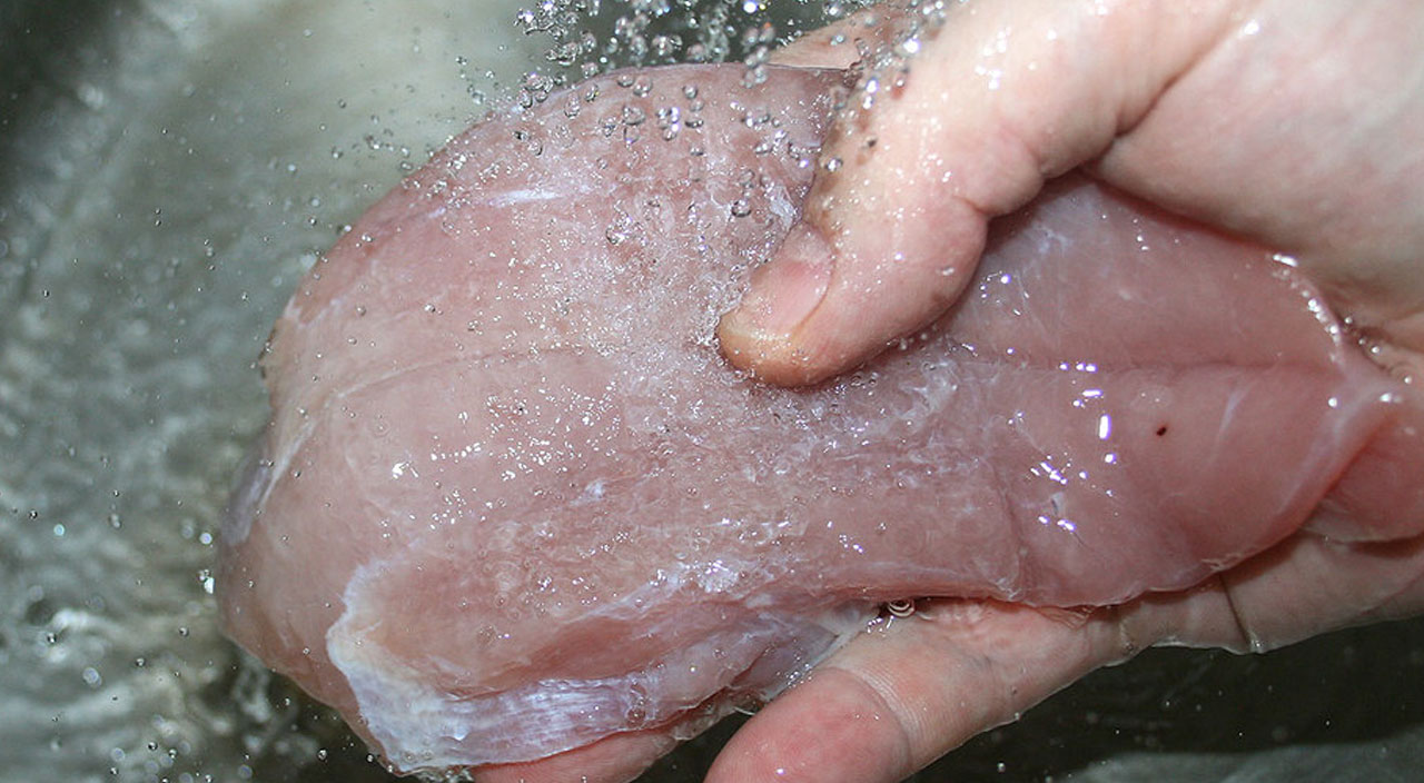 Herkes aynı hatayı yapıyor: Pişirmeden önce bu yiyecekleri asla yıkamayın!