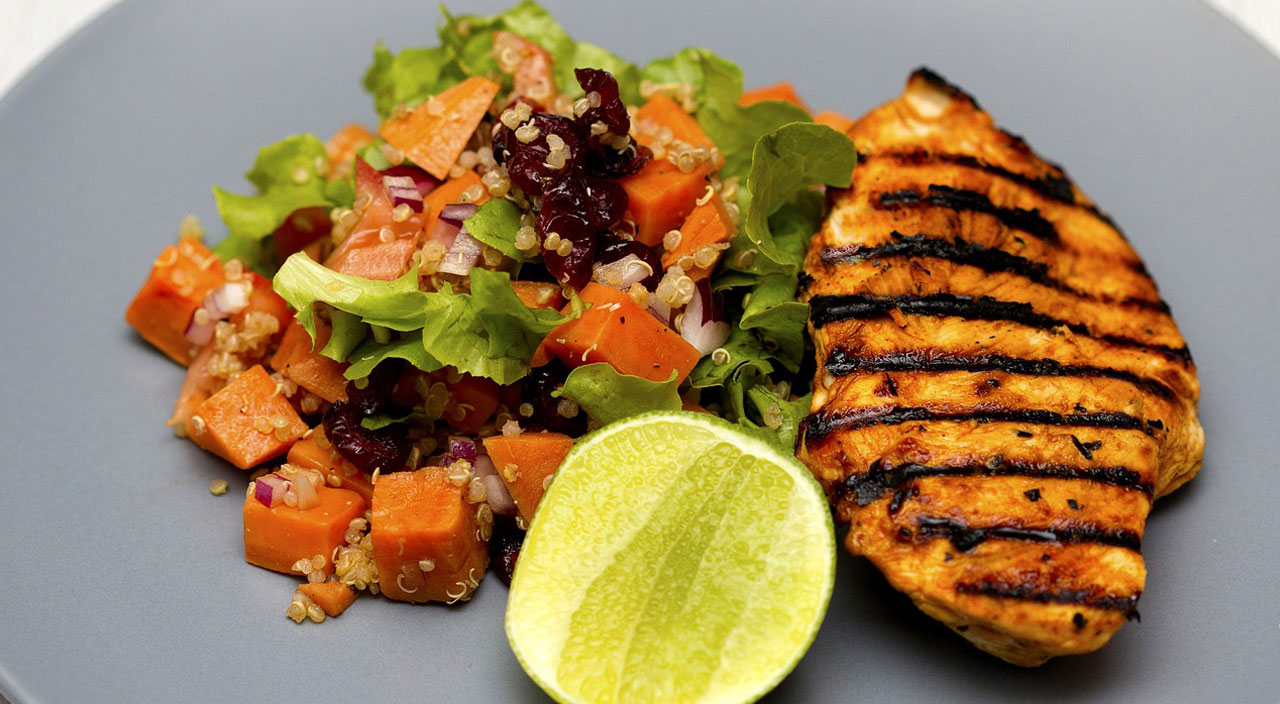 100 gram tavuk göğsünde ne kadar protein mevcut?