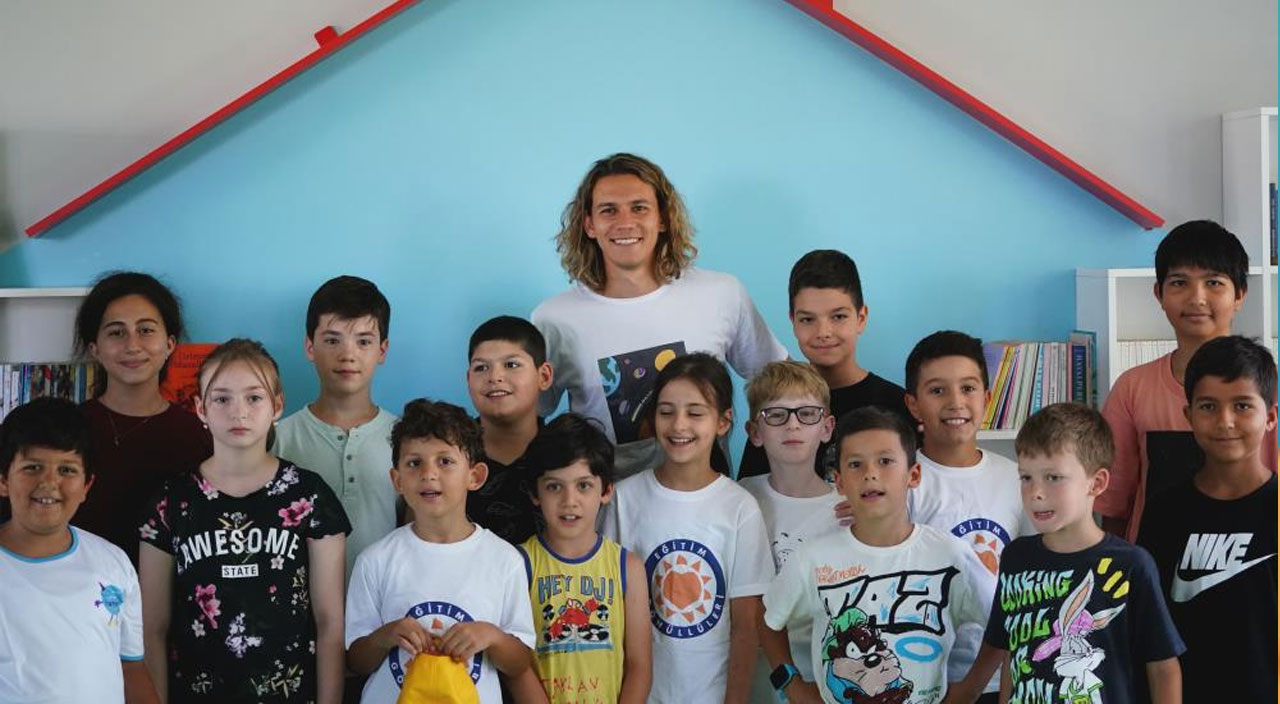 Astronot olmak istiyordu futbolcu oldu! Taylan Antalyalı'dan TEGV ile ortak proje Astronot olmak istiyordu futbolcu oldu! Taylan Antalyalı'dan TEGV ile ortak proje