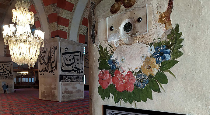 Eski Cami'deki 'Kabe taşı'na ziyaretçi ilgisi